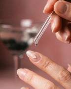 Étape 2 : déposer une goutte de boisson sur l'autocollant